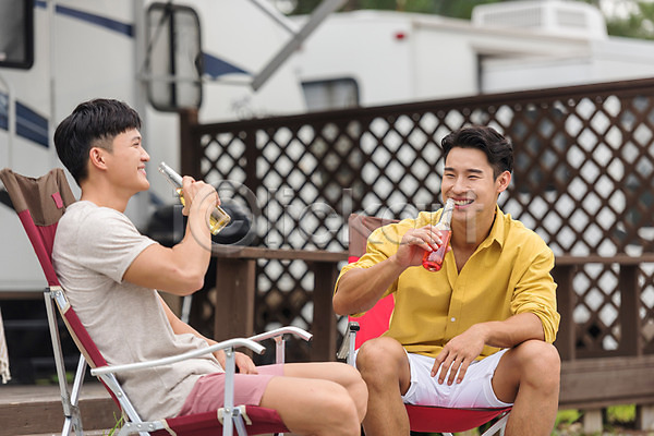 우정 즐거움 행복 휴식 20대 남자 두명 성인남자만 한국인 JPG 앞모습 옆모습 포토 강원도 맥주 미소(표정) 상반신 안주 앉기 야외 여름(계절) 여행 의리 주간 친구 카라반 캠핑 캠핑장 휴가