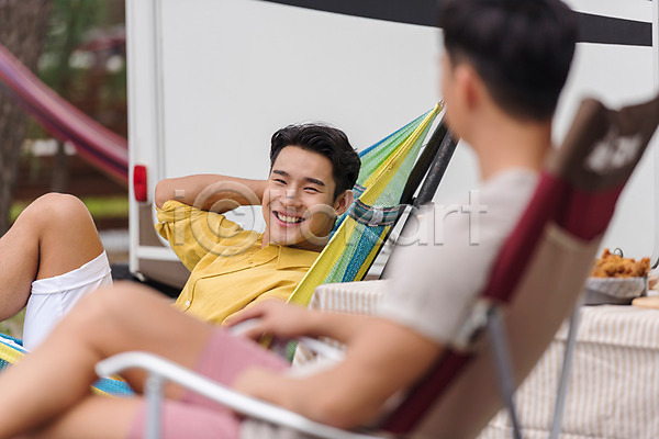 우정 즐거움 행복 휴식 20대 남자 두명 성인남자만 한국인 JPG 아웃포커스 옆모습 포토 강원도 미소(표정) 상반신 앉기 야외 여름(계절) 여행 의리 주간 친구 카라반 캠핑 캠핑장 휴가