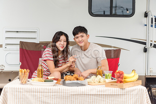 즐거움 행복 휴식 20대 남자 두명 성인만 여자 한국인 JPG 앞모습 포토 강원도 미소(표정) 상반신 앉기 야외 여름(계절) 여행 주간 친구 카라반 캠핑 캠핑장 커플 휴가