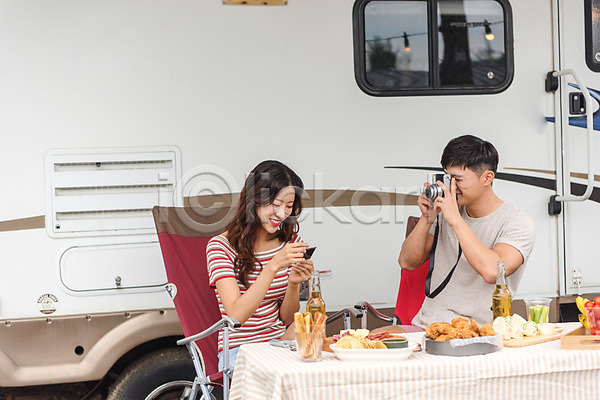 즐거움 행복 휴식 20대 남자 두명 성인만 여자 한국인 JPG 앞모습 포토 강원도 미소(표정) 사진촬영 상반신 앉기 야외 여름(계절) 여행 주간 친구 카라반 캠핑 캠핑장 커플 폴라로이드 휴가