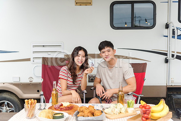 즐거움 행복 휴식 20대 남자 두명 성인만 여자 한국인 JPG 앞모습 포토 강원도 들기 미소(표정) 상반신 야외 여름(계절) 여행 주간 친구 카라반 캠핑 캠핑장 커플 폴라로이드 폴라로이드사진 휴가
