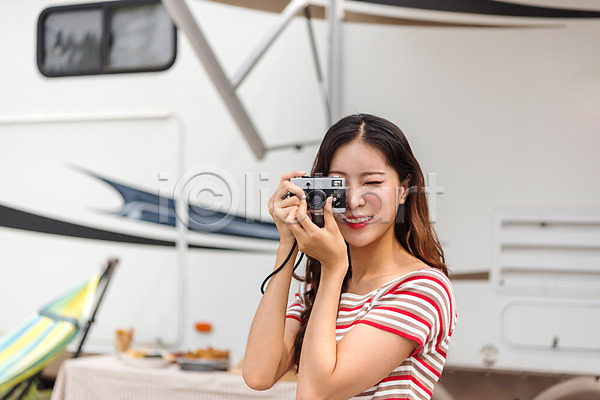 즐거움 행복 휴식 20대 성인여자한명만 여자 한국인 한명 JPG 앞모습 포토 강원도 들기 미소(표정) 사진촬영 상반신 야외 여름(계절) 여행 주간 친구 카라반 카메라 캠핑 캠핑장 필름카메라 휴가
