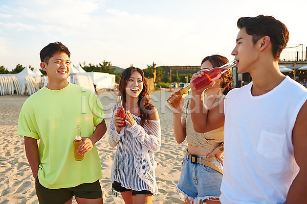 우정 즐거움 휴식 20대 남자 성인 성인만 여러명 여자 한국인 JPG 앞모습 옆모습 포토 강원도 마시기 맥주 모래사장 바캉스 상반신 서기 야외 여름(계절) 여름휴가 여행 주간 친구 하조대해수욕장 휴가
