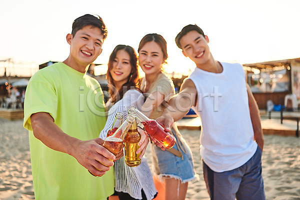 우정 즐거움 휴식 20대 남자 성인 성인만 여러명 여자 한국인 JPG 앞모습 옆모습 포토 강원도 건배 들기 맥주 모래사장 미소(표정) 바캉스 상반신 서기 야외 여름(계절) 여름휴가 여행 주간 친구 하조대해수욕장 휴가