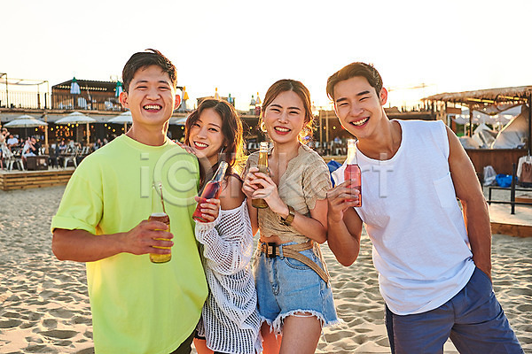 우정 즐거움 휴식 20대 남자 성인 성인만 여러명 여자 한국인 JPG 앞모습 옆모습 포토 강원도 들기 맥주 모래사장 미소(표정) 바캉스 상반신 서기 야외 여름(계절) 여름휴가 여행 주간 친구 하조대해수욕장 휴가