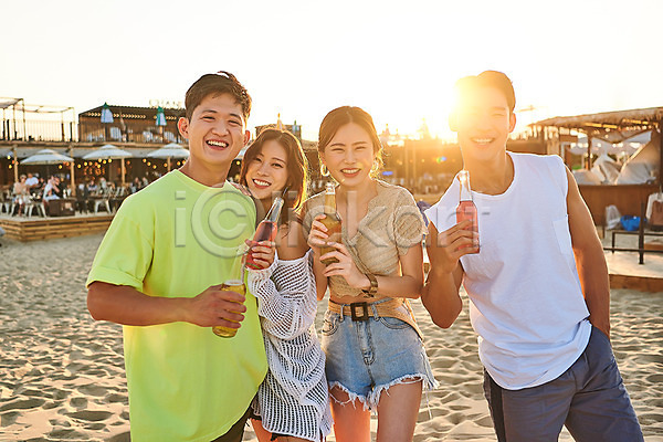 우정 즐거움 휴식 20대 남자 성인 성인만 여러명 여자 한국인 JPG 앞모습 옆모습 포토 강원도 들기 맥주 모래사장 바캉스 상반신 서기 야외 여름(계절) 여름휴가 여행 주간 친구 하조대해수욕장 햇빛 휴가