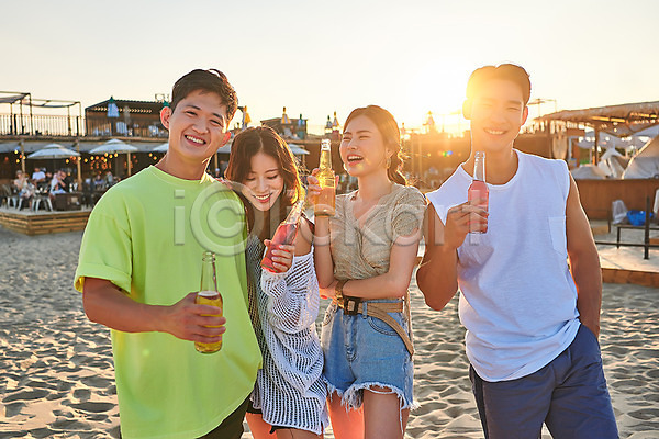 우정 즐거움 휴식 20대 남자 성인 성인만 여러명 여자 한국인 JPG 앞모습 옆모습 포토 강원도 들기 맥주 모래사장 미소(표정) 바캉스 상반신 서기 야외 여름(계절) 여름휴가 여행 주간 친구 하조대해수욕장 햇빛 휴가