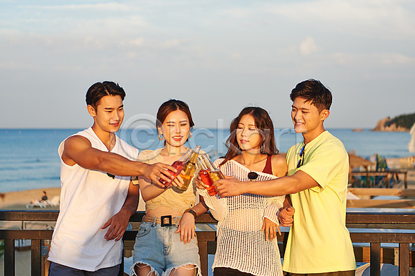 우정 즐거움 휴식 20대 남자 성인 성인만 여러명 여자 한국인 JPG 앞모습 포토 강원도 건배 들기 맥주 미소(표정) 바캉스 상반신 서기 야외 여름(계절) 여름휴가 여행 주간 친구 하조대해수욕장 휴가