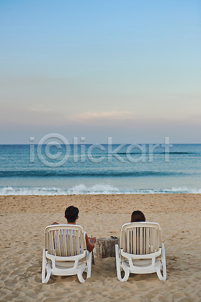 즐거움 휴식 20대 남자 두명 성인 성인만 여자 한국인 JPG 뒷모습 포토 강원도 구름(자연) 모래사장 바캉스 선베드 앉기 야외 여름(계절) 여름휴가 여행 전신 주간 커플 하늘 하조대해수욕장 휴가