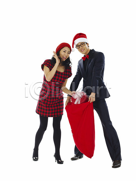 청춘(젊음) 행복 20대 남자 두명 사람 성인 성인만 여자 청년만 JPG 포토 기념일 누끼 모자(잡화) 미소(표정) 산타모자 선물 선물상자 선물자루 웃음 이벤트 자루 전신 주머니 커플 크리스마스
