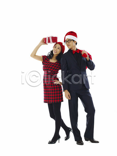 청춘(젊음) 행복 20대 남자 두명 사람 성인 성인만 여자 청년만 JPG 포토 기념일 누끼 모자(잡화) 미소(표정) 산타모자 선물 선물상자 선물자루 웃음 이벤트 자루 전신 주머니 커플 크리스마스