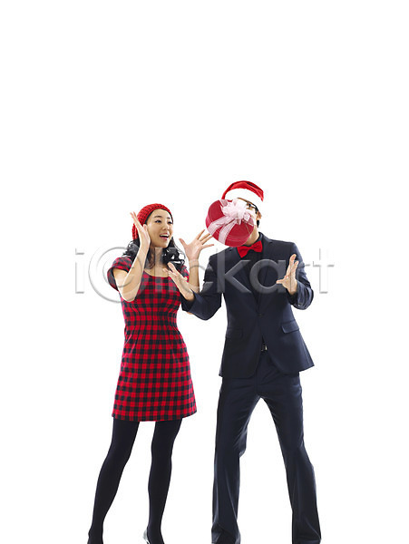 청춘(젊음) 행복 20대 남자 두명 사람 성인 성인만 여자 청년만 JPG 포토 기념일 누끼 모자(잡화) 미소(표정) 산타모자 선물 선물상자 웃음 이벤트 전신 커플 크리스마스