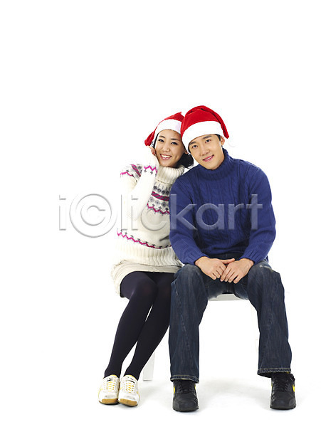 청춘(젊음) 행복 20대 남자 두명 사람 성인 성인만 여자 청년만 JPG 포토 기념일 누끼 모자(잡화) 미소(표정) 벤치 산타모자 상반신 앉기 웃음 의자 이벤트 커플 크리스마스