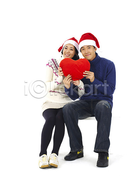 청춘(젊음) 행복 20대 남자 두명 사람 성인 성인만 여자 청년만 JPG 포토 기념일 누끼 모자(잡화) 미소(표정) 벤치 산타모자 앉기 웃음 의자 이벤트 전신 커플 쿠션 크리스마스 하트쿠션