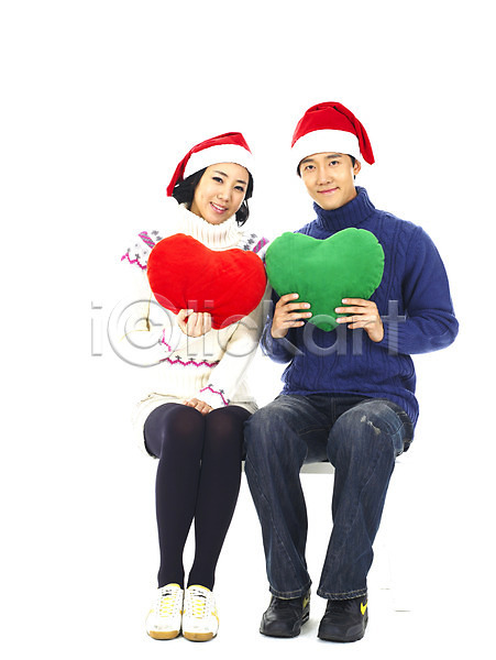 청춘(젊음) 행복 20대 남자 두명 사람 성인 성인만 여자 청년만 JPG 포토 기념일 누끼 모자(잡화) 미소(표정) 벤치 산타모자 앉기 웃음 의자 이벤트 전신 커플 쿠션 크리스마스 하트쿠션