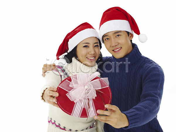 청춘(젊음) 행복 20대 남자 두명 사람 성인 성인만 여자 청년만 JPG 포토 기념일 누끼 모자(잡화) 미소(표정) 산타모자 상반신 선물 선물상자 웃음 이벤트 커플 크리스마스