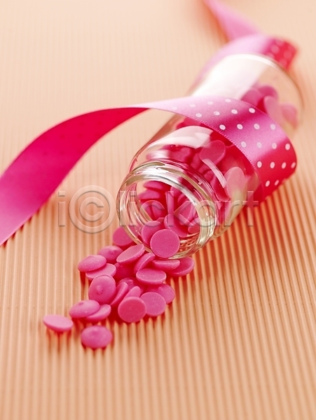 사람없음 JPG 포토 기념일 끈 디저트 리본 발렌타인데이 백그라운드 분홍색 스튜디오촬영 실내 쏟아짐 오브젝트 유리병 음식 이벤트 장식 초콜릿