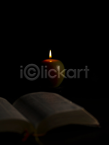 사람없음 JPG 포토 교회 기독교 기독교용품 백그라운드 빛 성경 스튜디오촬영 어둠 오브젝트 의식 종교 종교용품 초 촛불