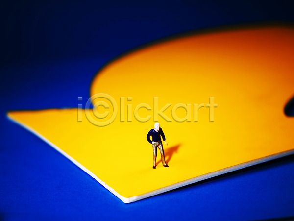떨어짐 하락 남자 남자만 사람없음 JPG 포토 그림자 기호 노란색 모형 문자 방향 상징 인체모형 인형 표시 프라모델 피규어 화살표