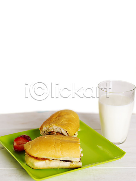 사람없음 JPG 포토 디저트 딸기 빵 샌드위치 스튜디오촬영 우유 음료 음식 잔 접시