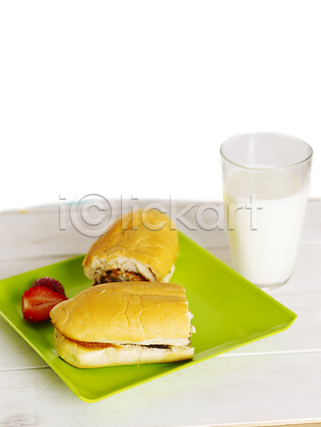 사람없음 JPG 포토 디저트 딸기 빵 샌드위치 스튜디오촬영 우유 음료 음식 잔 접시 컵