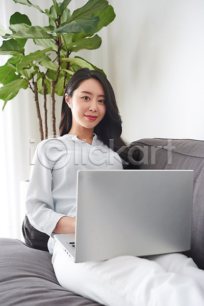 사회이슈 30대 성인 성인여자한명만 여자 한국인 한명 JPG 앞모습 포토 노트북 레이어드홈 미소(표정) 비즈니스 비즈니스우먼 사회적거리두기 상반신 식물 실내 앉기 업무 자가격리 재택근무 프리랜서