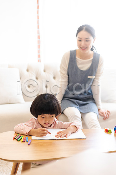 즐거움 20대 남자 두명 성인 여자 한국인 JPG 앞모습 포토 가정교사 교육 그리기 미소(표정) 상반신 실내 앉기 크레파스 홈스쿨링