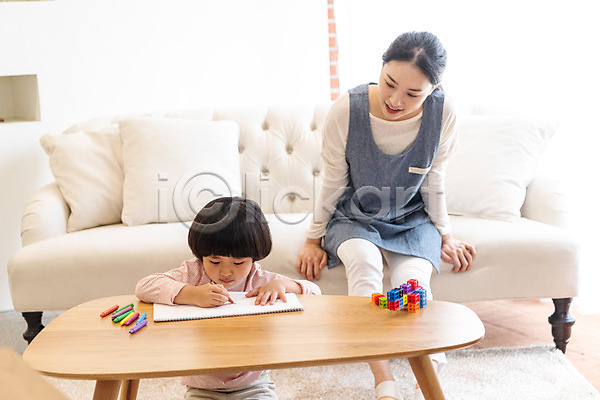 즐거움 20대 남자 두명 성인 여자 한국인 JPG 앞모습 포토 가정교사 교육 그리기 미소(표정) 상반신 실내 앉기 전신 크레파스 홈스쿨링