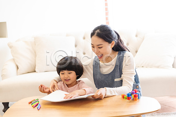 즐거움 20대 남자 두명 성인 여자 한국인 JPG 앞모습 포토 가정교사 교육 그리기 미소(표정) 상반신 실내 앉기 크레파스 홈스쿨링