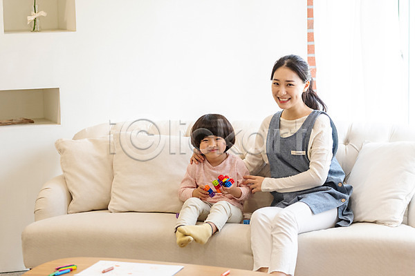 즐거움 20대 남자 두명 성인 여자 한국인 JPG 앞모습 포토 가정교사 교육 놀이 미소(표정) 블록 상반신 실내 앉기 어깨동무 전신 홈스쿨링