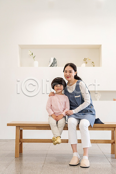 즐거움 20대 남자 두명 성인 여자 한국인 JPG 앞모습 포토 가정교사 교육 미소(표정) 실내 앉기 어깨동무 의자 전신 홈스쿨링