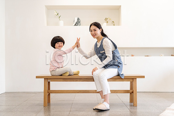 즐거움 20대 남자 두명 성인 어린이 여자 한국인 JPG 옆모습 포토 가정교사 거실 교육 미소(표정) 실내 앉기 전신 하이파이브 홈스쿨링