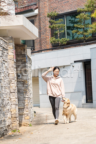 다정 즐거움 함께함 20대 성인 성인여자한명만 여자 한국인 한명 JPG 앞모습 포토 강아지 개 걷기 골든리트리버 목줄 반려 반려견 반려동물 야외 전신 주간 펫팸족 한마리