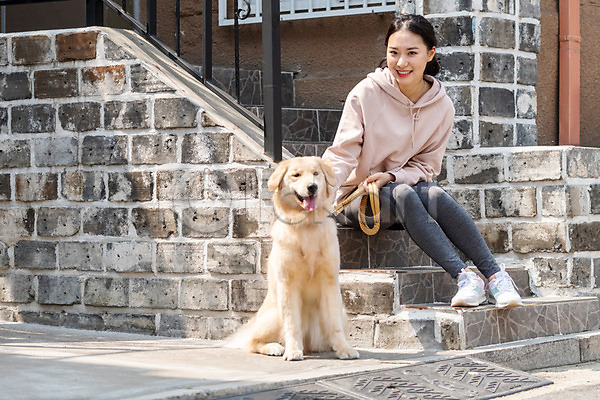 다정 즐거움 함께함 20대 성인 성인여자한명만 여자 한국인 한명 JPG 앞모습 포토 강아지 개 계단 골든리트리버 목줄 미소(표정) 반려 반려견 반려동물 쓰다듬기 앉기 야외 전신 주간 펫팸족 한마리