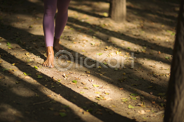 20대 성인 성인여자한명만 신체부위 여자 한국인 한명 JPG 앞모습 포토 건강 걷기 나무 나뭇잎 발 서기 스트레칭 야외 요가 운동 자연 종아리 주간 하반신 한강공원