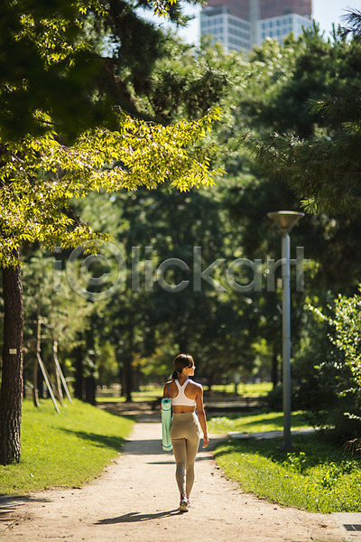 20대 성인 성인여자한명만 여자 한국인 한명 JPG 뒷모습 포토 걷기 나무 들기 야외 요가 응시 자연 전신 주간 한강공원