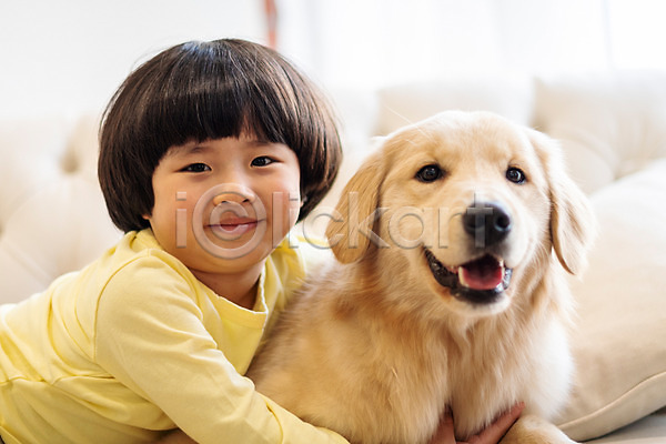 즐거움 함께함 남자 소년한명만 어린이 한국인 한명 JPG 앞모습 포토 강아지 골든리트리버 미소(표정) 반려 반려견 반려동물 상반신 소파 수건 실내 앉기 포옹 한마리