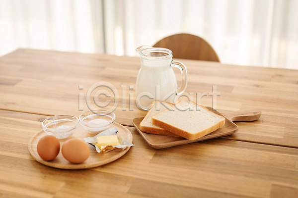 사람없음 JPG 포토 갈색 계란 나무쟁반 나무접시 버터 브런치 빵 스튜디오촬영 식빵 식사 식탁 실내 아침 아침식사 우유 음식 토스트