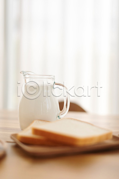 사람없음 JPG 포토 갈색 나무쟁반 나무접시 브런치 빵 스튜디오촬영 식빵 식사 식탁 실내 아침 아침식사 우유 음식 토스트