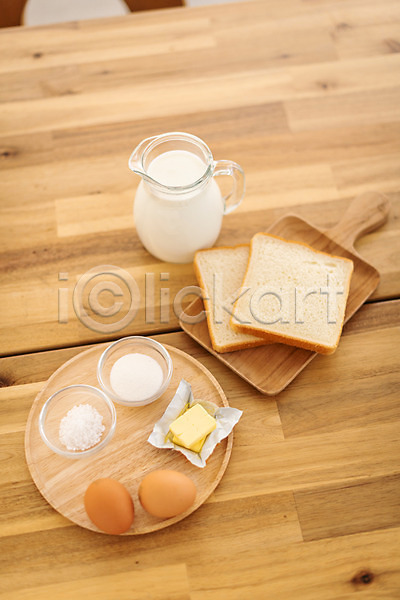 사람없음 JPG 포토 갈색 계란 나무쟁반 나무접시 버터 브런치 빵 스튜디오촬영 식빵 식사 식탁 실내 아침 아침식사 우유 음식 토스트