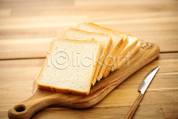 사람없음 JPG 포토 갈색 나무도마 나이프 브런치 빵 스튜디오촬영 식빵 식사 식탁 실내 아침 아침식사 음식 토스트