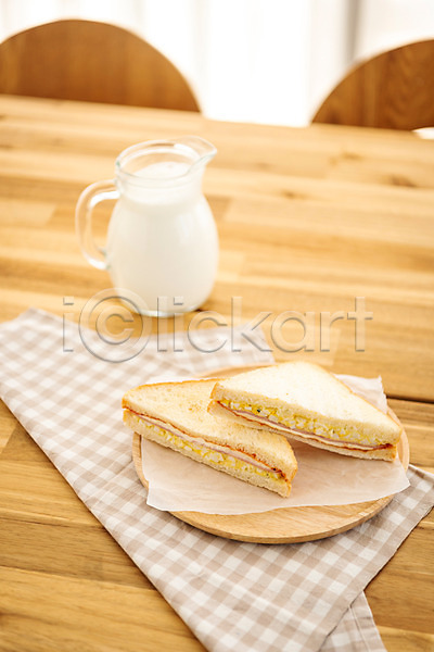 사람없음 JPG 포토 갈색 브런치 빵 샌드위치 스튜디오촬영 식빵 식사 식탁 실내 아침 아침식사 우유 음식