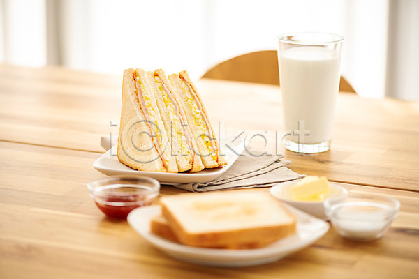 사람없음 JPG 포토 갈색 브런치 빵 샌드위치 스튜디오촬영 식빵 식사 식탁 실내 아침 아침식사 우유 음식