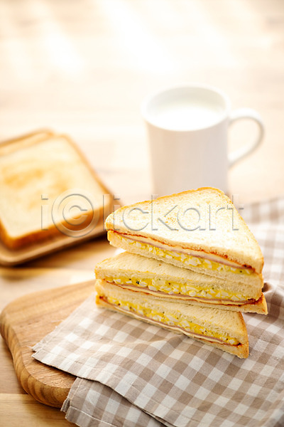 사람없음 JPG 근접촬영 포토 갈색 브런치 빵 샌드위치 스튜디오촬영 식빵 식사 식탁 식탁보 실내 아침 아침식사 우유 음식