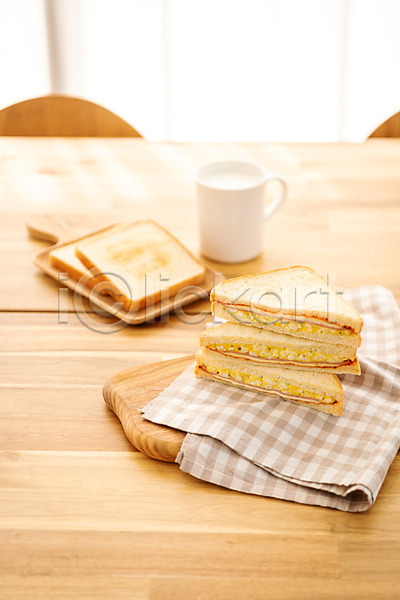 사람없음 JPG 포토 갈색 브런치 빵 샌드위치 스튜디오촬영 식빵 식사 식탁 식탁보 실내 아침 아침식사 우유 음식
