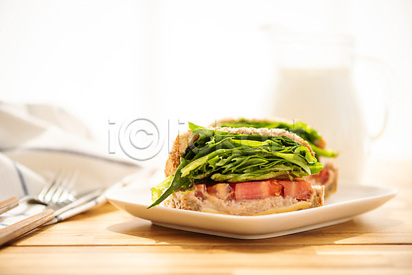 사람없음 JPG 포토 갈색 나이프 브런치 빵 샌드위치 스튜디오촬영 식사 식탁 식탁보 실내 아침 아침식사 우유 음식 포크