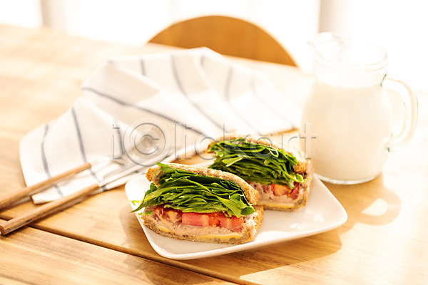사람없음 JPG 포토 갈색 브런치 빵 샌드위치 스튜디오촬영 식사 식탁 식탁보 실내 아침 아침식사 우유 음식