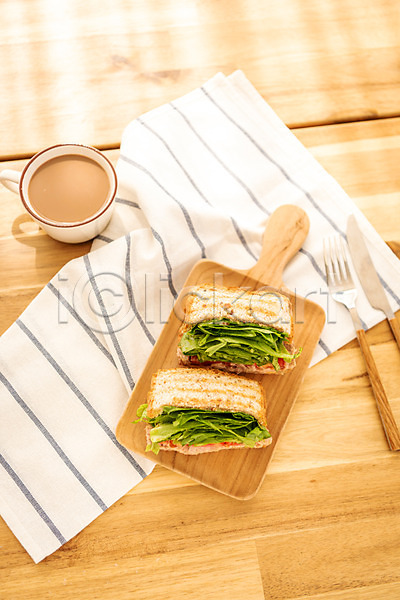 사람없음 JPG 포토 하이앵글 갈색 나무도마 브런치 빵 샌드위치 스튜디오촬영 식사 식탁 식탁보 실내 아침 아침식사 음식 커피 플랫레이
