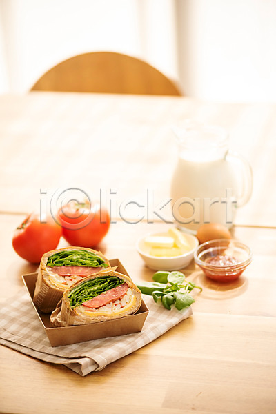 사람없음 JPG 포토 갈색 버터 브런치 빵 샌드위치 소스(음식) 스튜디오촬영 식사 식탁 식탁보 실내 아침 아침식사 우유 음식 채소