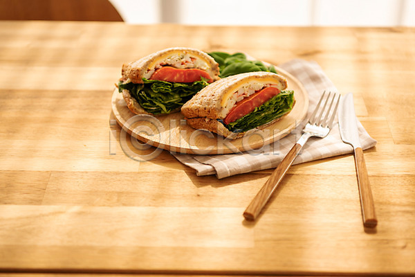 사람없음 JPG 포토 갈색 나이프 브런치 빵 샌드위치 스튜디오촬영 식사 식탁 식탁보 실내 아침 아침식사 음식 포크